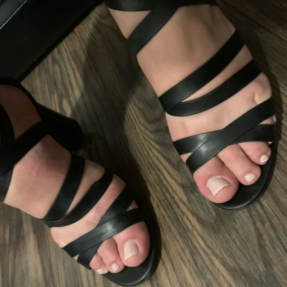 Cutout sandals - Picture 3 of 8